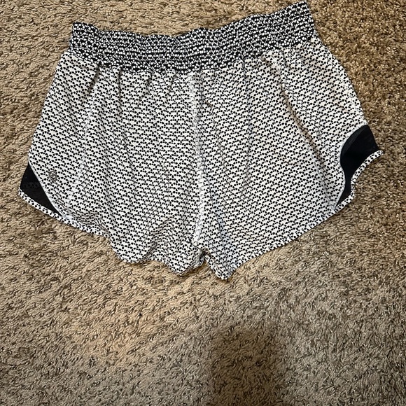 Lululemon Hotty Hot LR Shorts 2.5” white and black pattern size 6 - Picture 2 of 2
